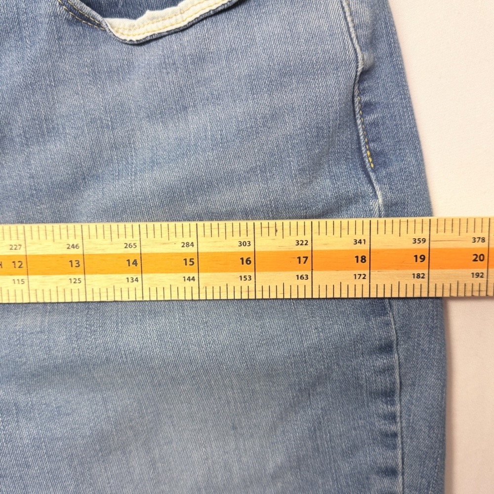 Signature Levi Strauss Gold Mid-Rise Capri Jeans Blue Medium Wash 12 W31 - Picture 8 of 10